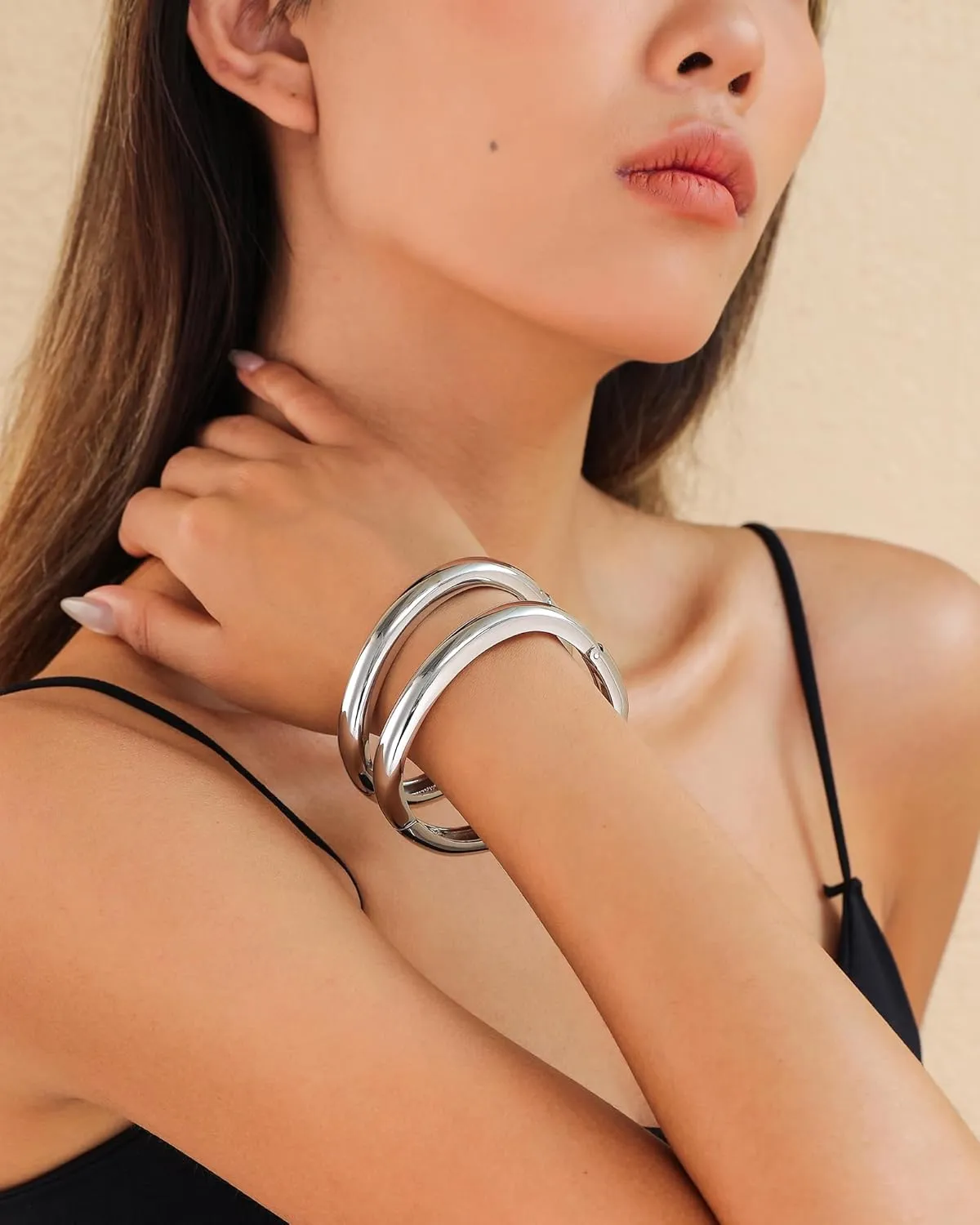 2pcs Gold Bangle Bracelets for Women, Trendy Hinged Cuff Open Wide Chunky Gold Bracelet Stack Arm Cuff Jewelry for Women